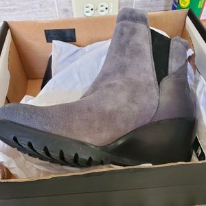 Sorel after hours Chelsea waterproof boots.